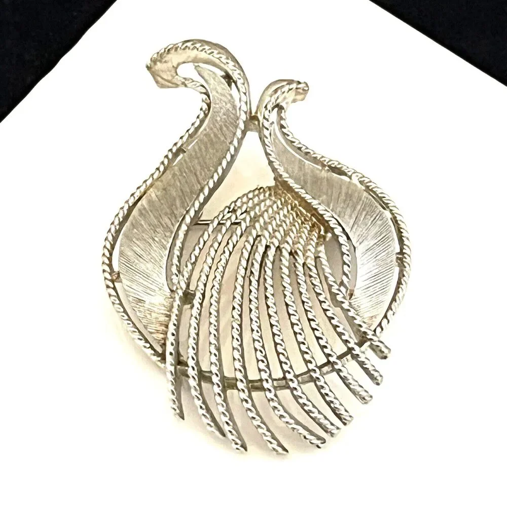 Vintage 1960s Lisner Swan Brooch Textured Silver Tone Pin - 8U